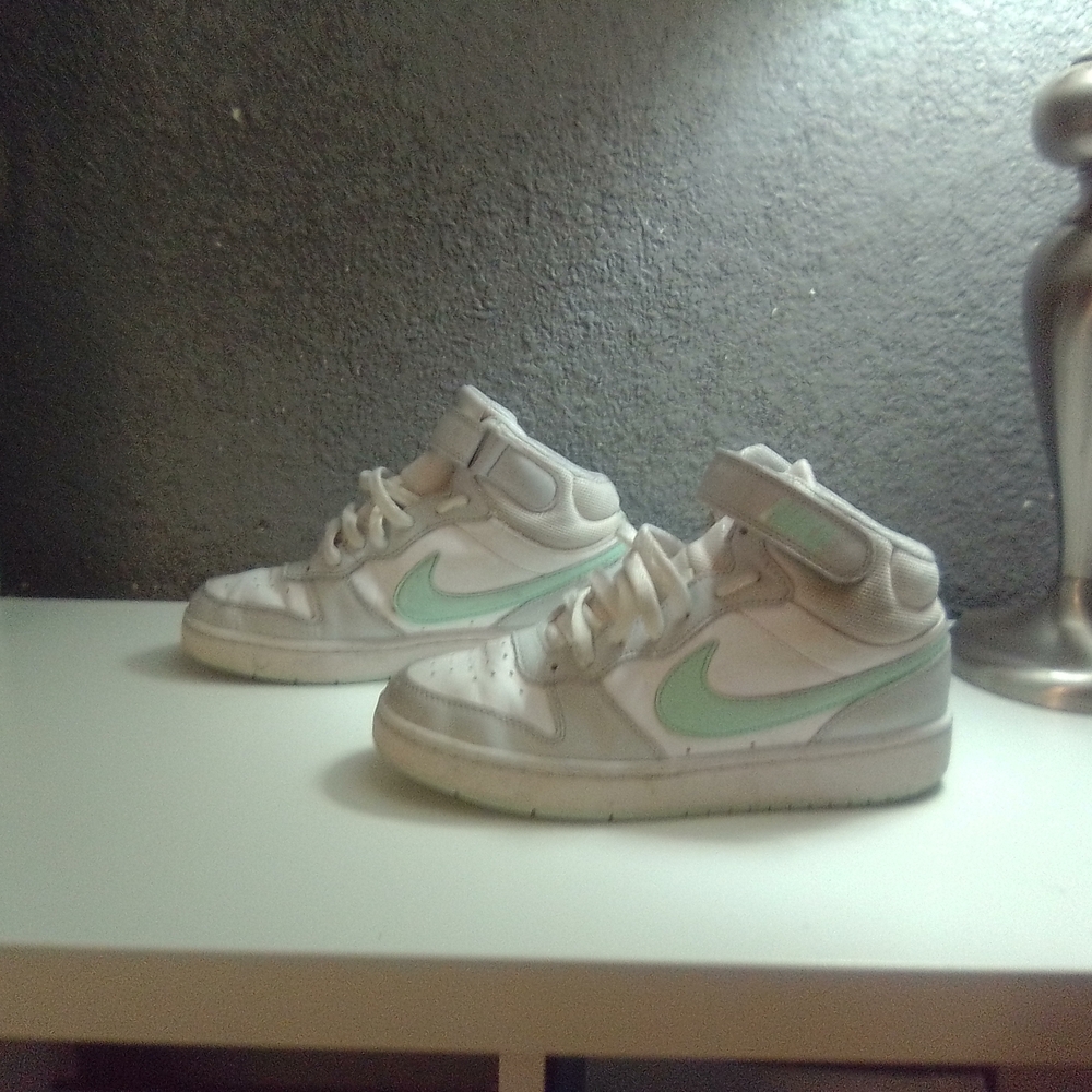 Nike White and Green Sneakers y5.5